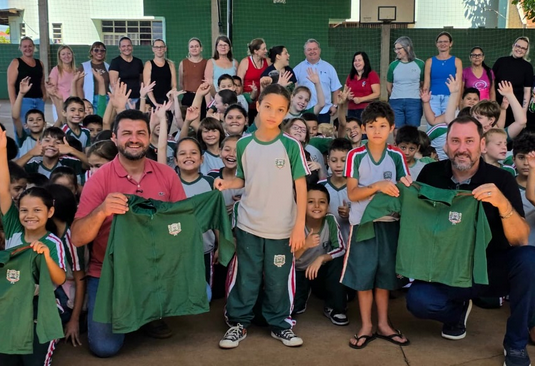 Autoridades acompanham entrega de uniformes nas escolas municipais rondonenses