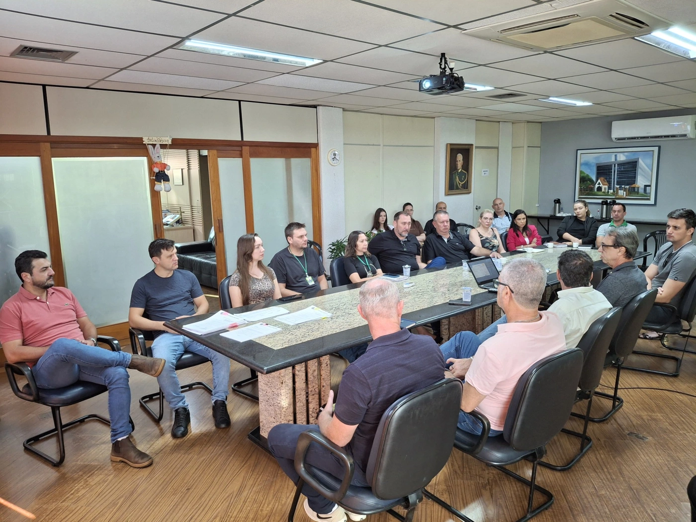  Reunião na prefeitura rondonense discute o credenciamento de microempresas para atender secretarias municipais