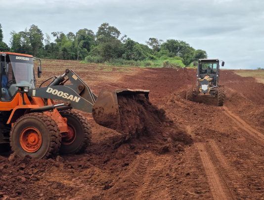 Prefeitura realiza readequação de estrada rural no distrito de São Roque