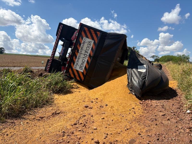 Reboque de carreta tomba e carga de farelo se espalha  s margens da BR-163