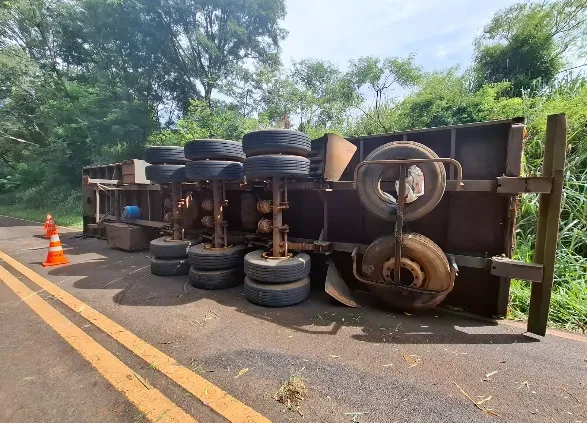 Tombamento de carreta na PR-590