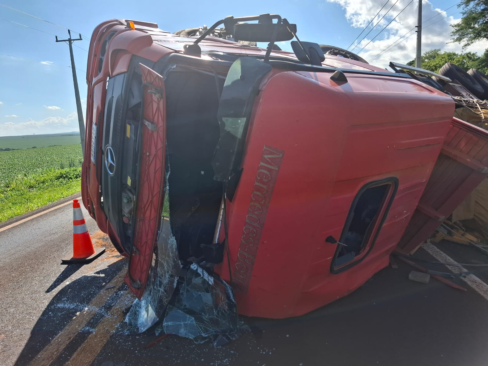 Caminhão tomba na rodovia Palotina a Terra Roxa