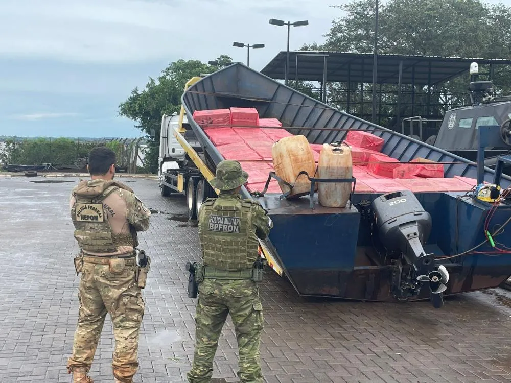 BPFron e PF apreendem caminhão e embarcação com cigarros