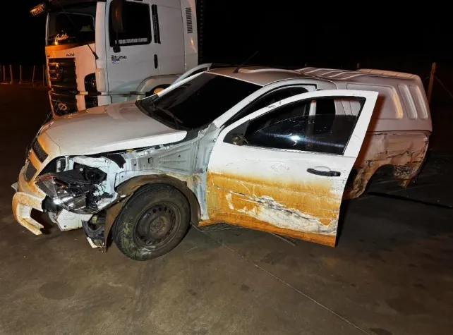 F-1000 tomba e Montana invade pátio após colisão frontal na PR-491, em Novo Três Passos