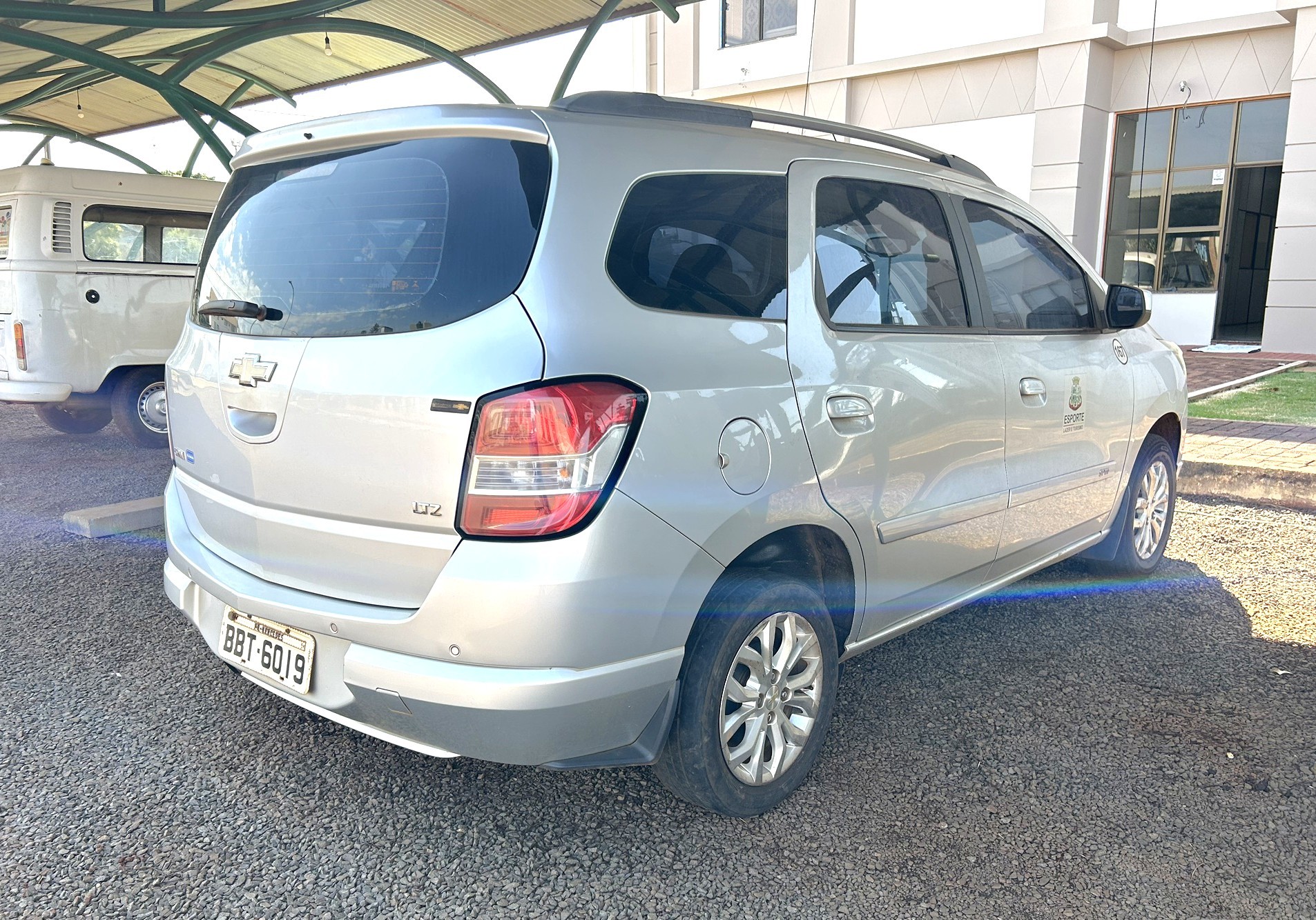 Prefeitura de Mercedes leiloa veículos, máquinas e mobiliário