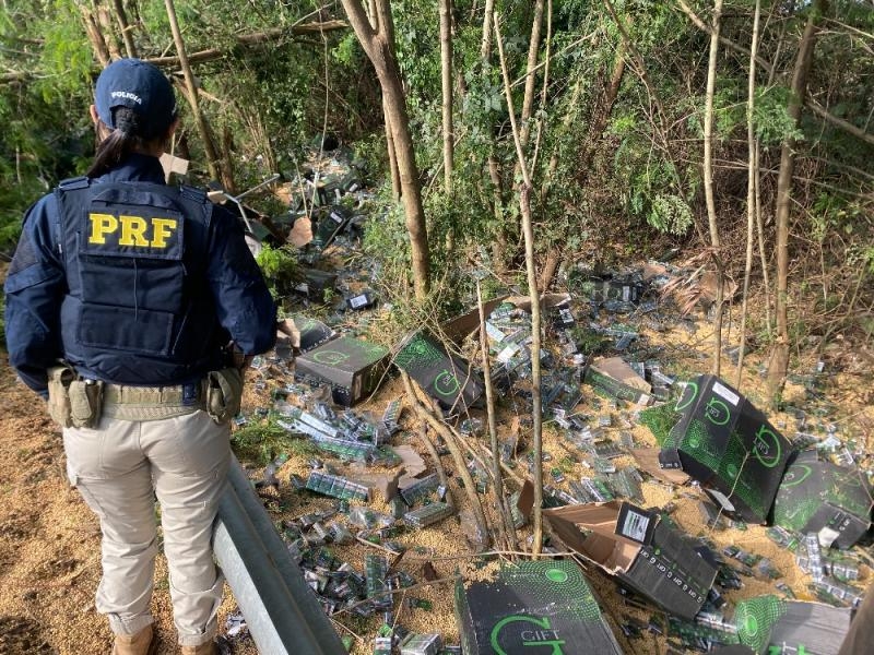 Carreta carregada com contrabando envolve-se em acidente na “Serra do Sabiazinho” na BR-163 proximo a Mercedes