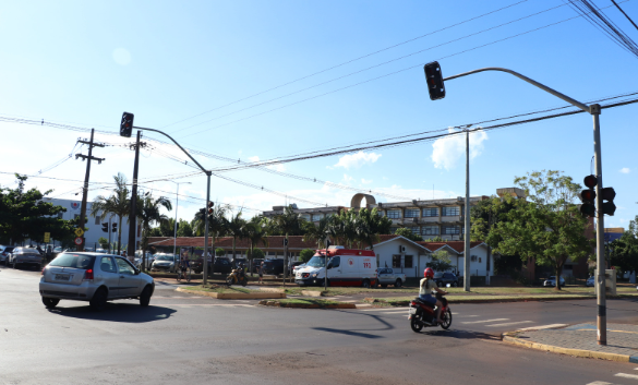 Semáforo em frente  Unioeste passará por manutenção e trânsito terá bloqueio parcial por dois dias