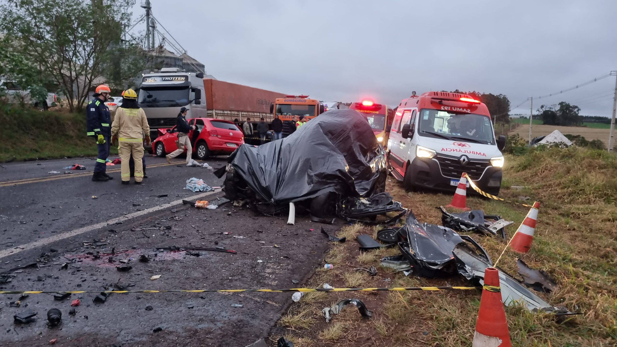 Pai e duas crianças morrem em grave acidente na região