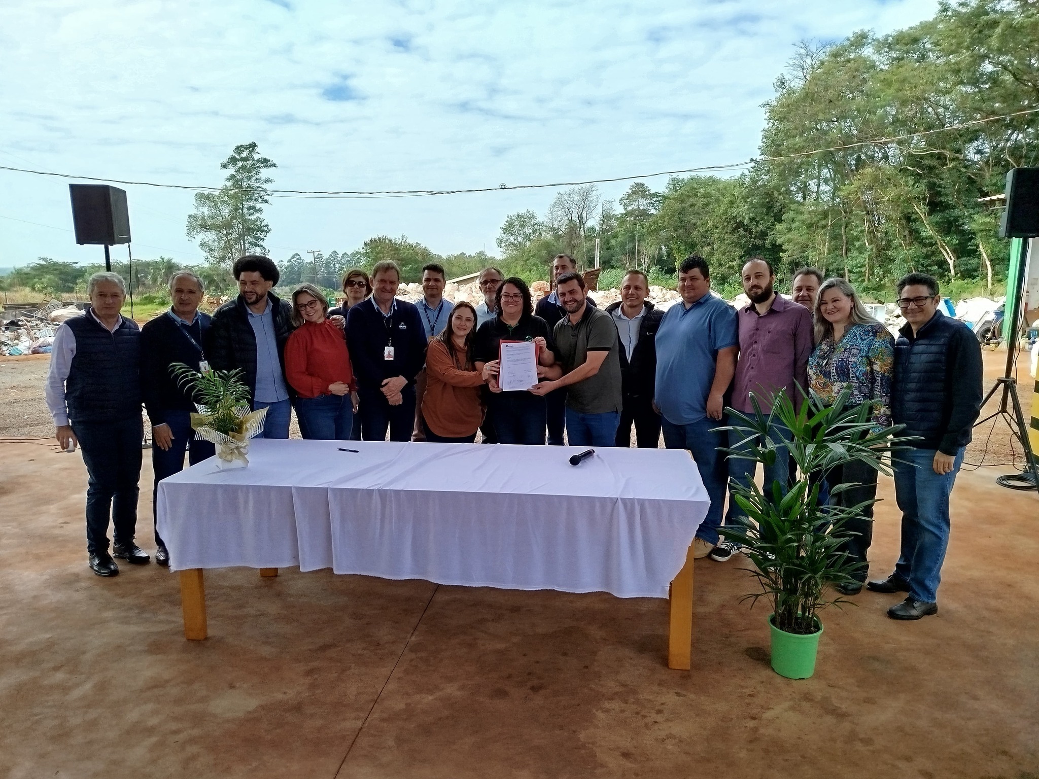 Prefeitura rondonense e Itaipu firmam parceria para pavimentação rural e reconstrução da UVR da ASCAMAR