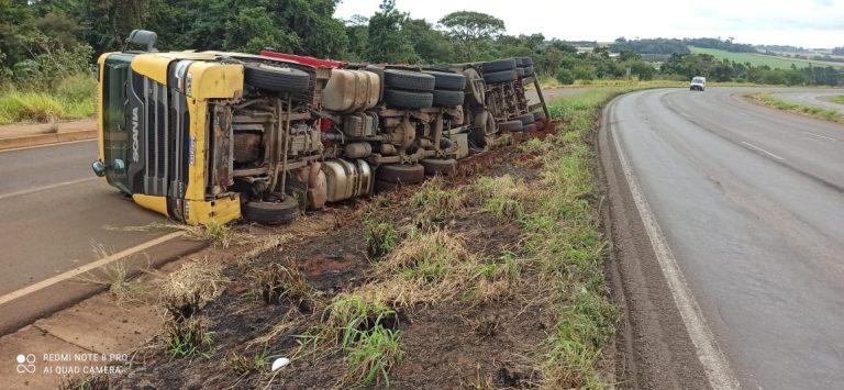Quatro Pontes: Caminhão carregado com farelo de milho tomba em curva próximo  Samollé