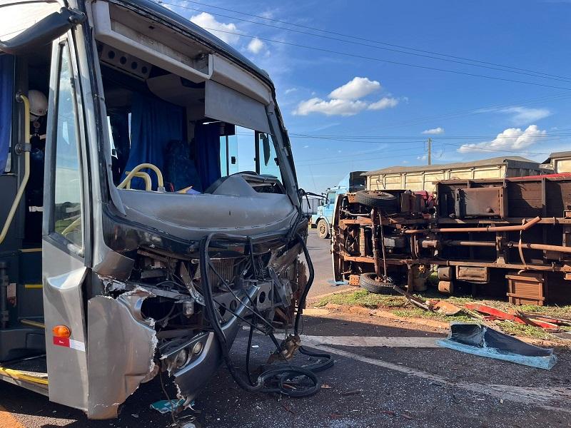 Colisão entre ônibus e caminhão boiadeiro mobiliza resgate aéreo no trevo de Maripá