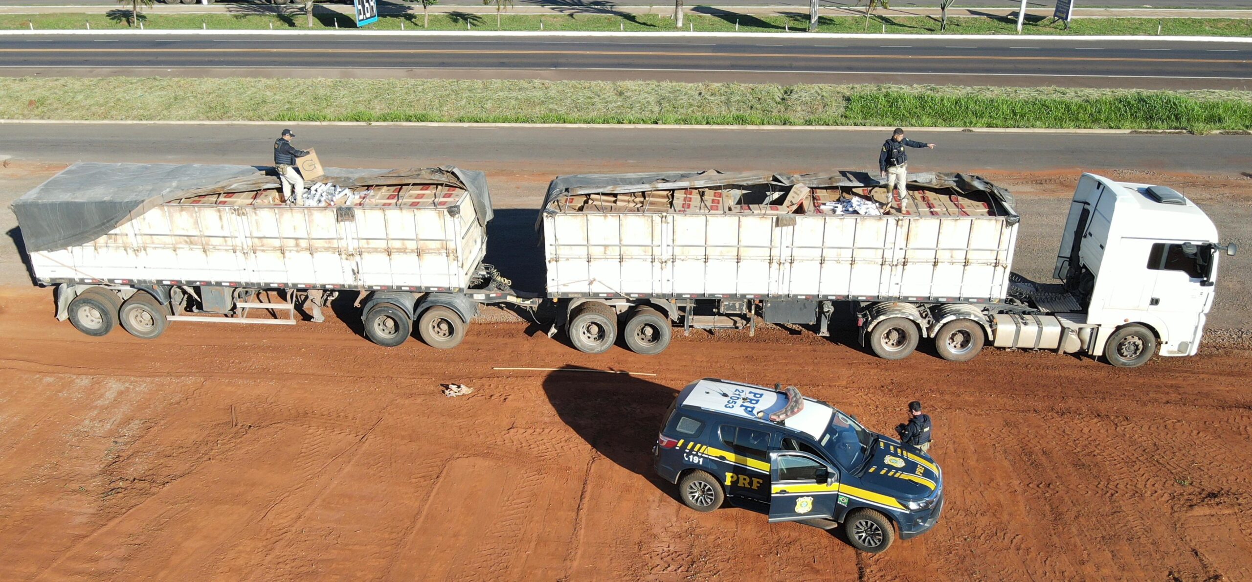 PRF apreende 600 mil maços de cigarros em bitrem, na BR 163 em Terra Roxa (PR)