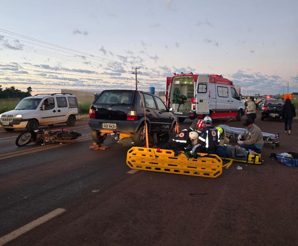 Motociclista fica presa embaixo de carro em acidente na PR-182 em Palotina