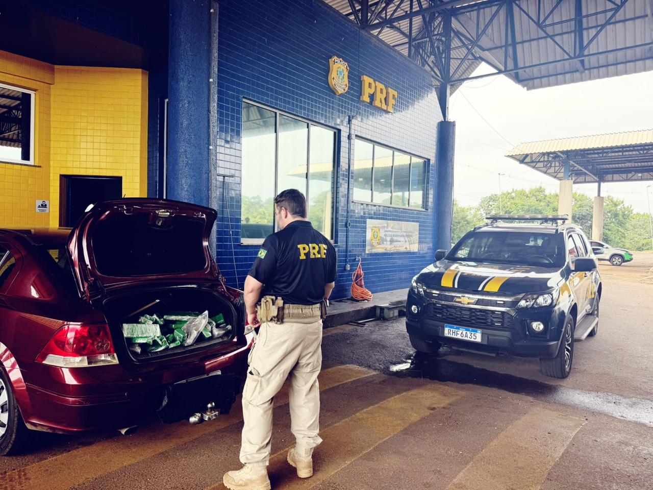 PRF apreende maconha em veículo da Bahia, na BR 163 em Guaíra (PR)