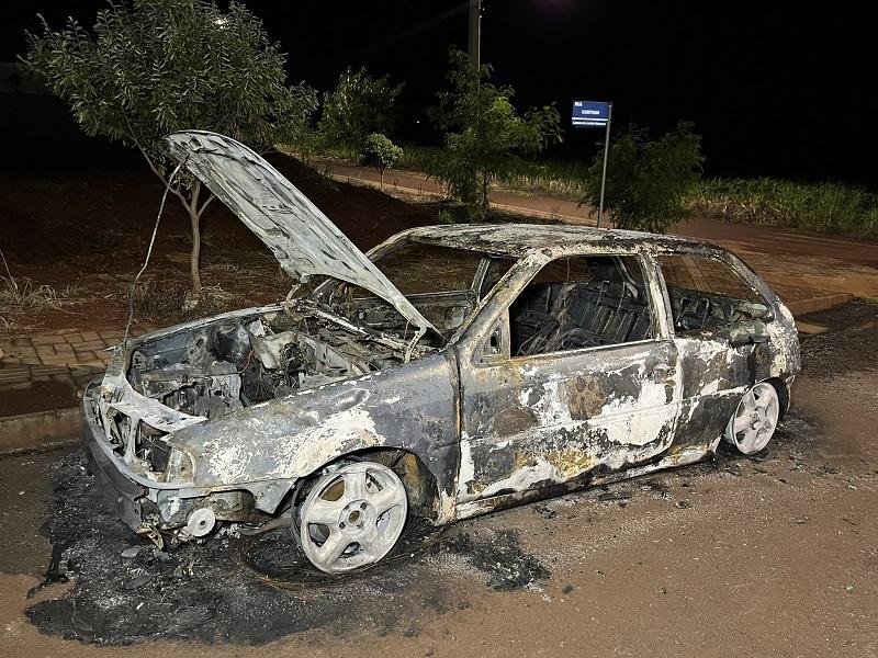 Incêndio destrói veiculo em Nova Santa Rosa
