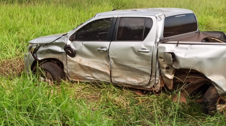 Hilux capota após batida na BR-163 próximo a Toledo