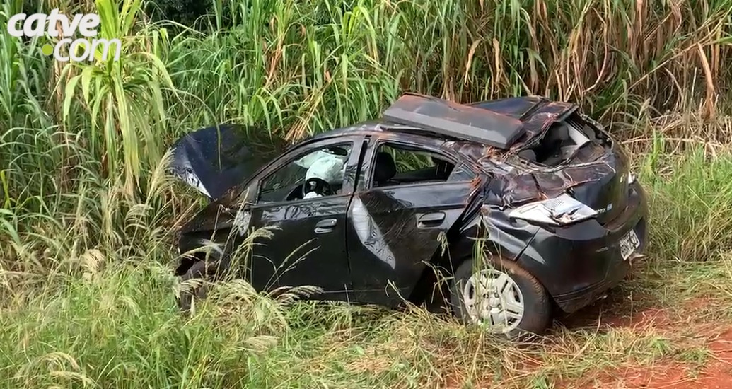 Cinco pessoas ficam feridas em capotamento na BR 277, em Cascavel