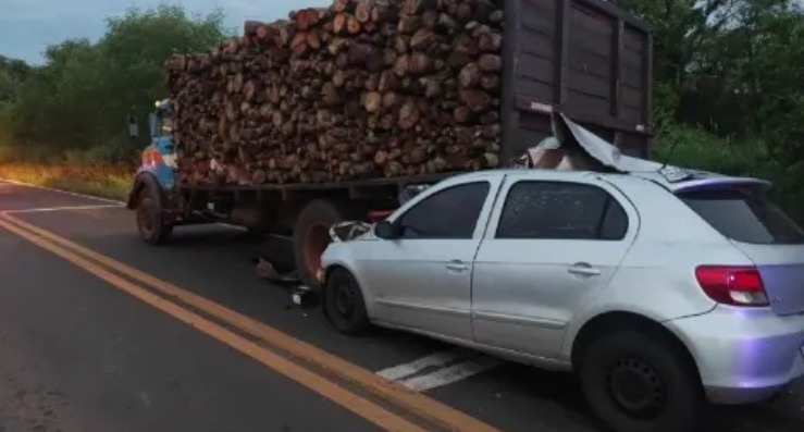 Motorista morre ao colidir na traseira de caminhão carregado com toras