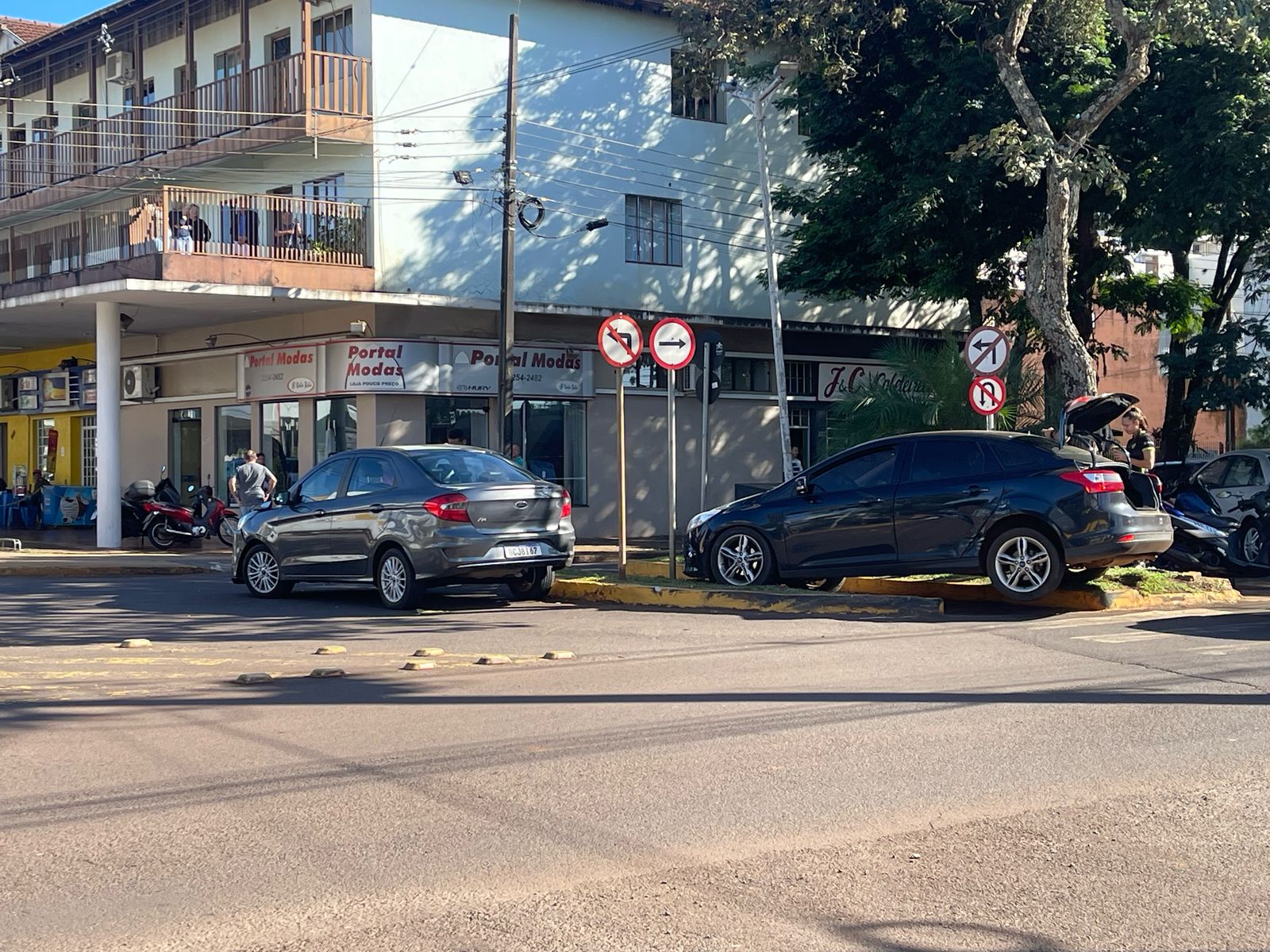 Automovéis colidem na esquina da Difusora