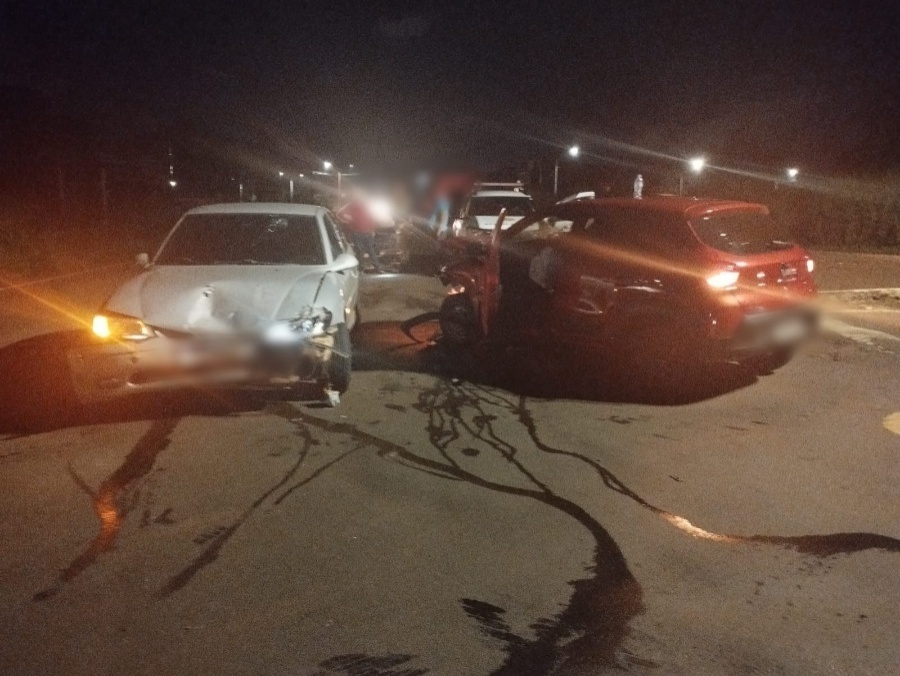 Colisão frontal deixa três feridos em trevo de Toledo