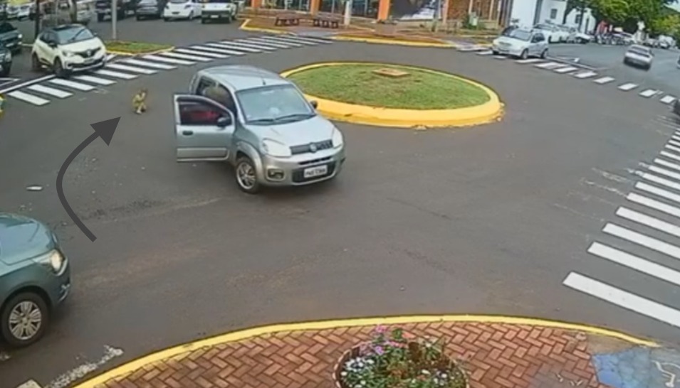 Vídeo: Câmeras de segurança registram queda de criança com veículo em movimento no centro de Marechal Rondon