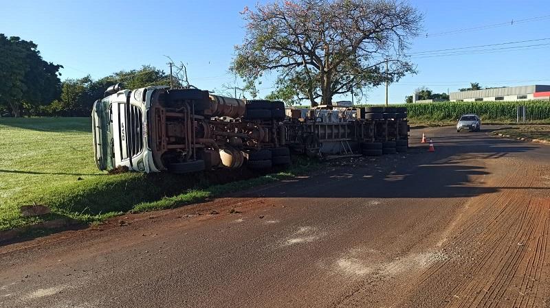 Carreta carregada de ração, com destino  Nova Santa Rosa, tomba