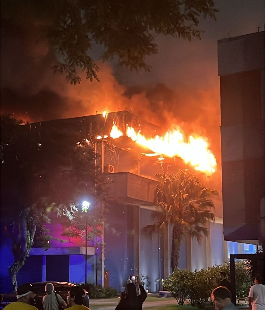 Incêndio de grandes proporções atinge PUC em Curitiba