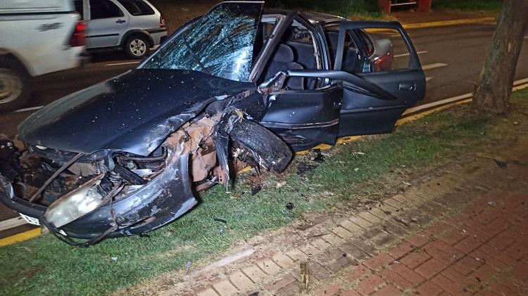 Veiculo fica destruído ao colidir contra árvore em Toledo