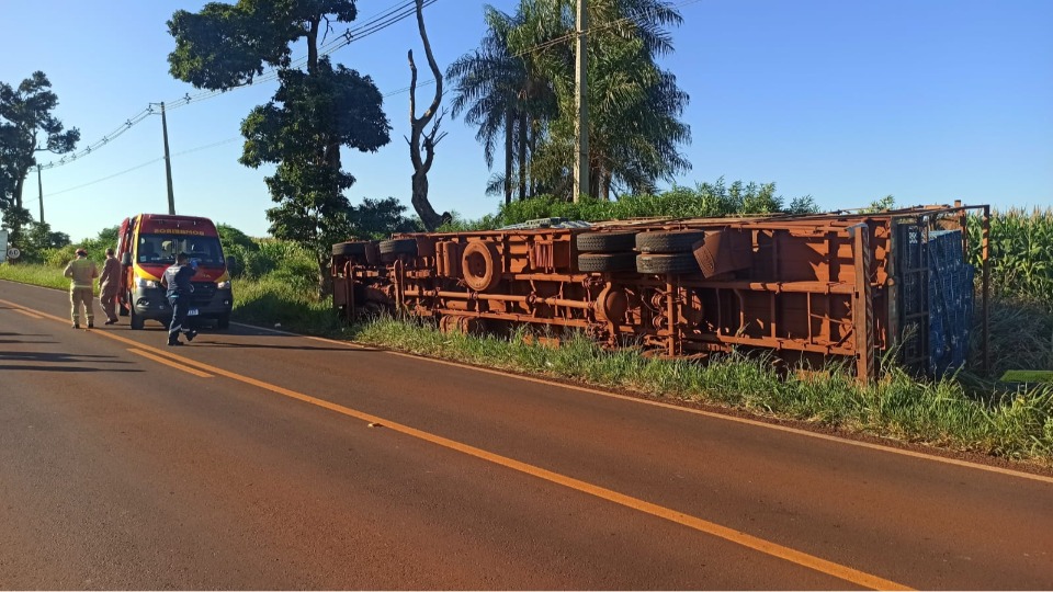 Caminhão tomba e homem fica ferido na PR 239, em Toledo