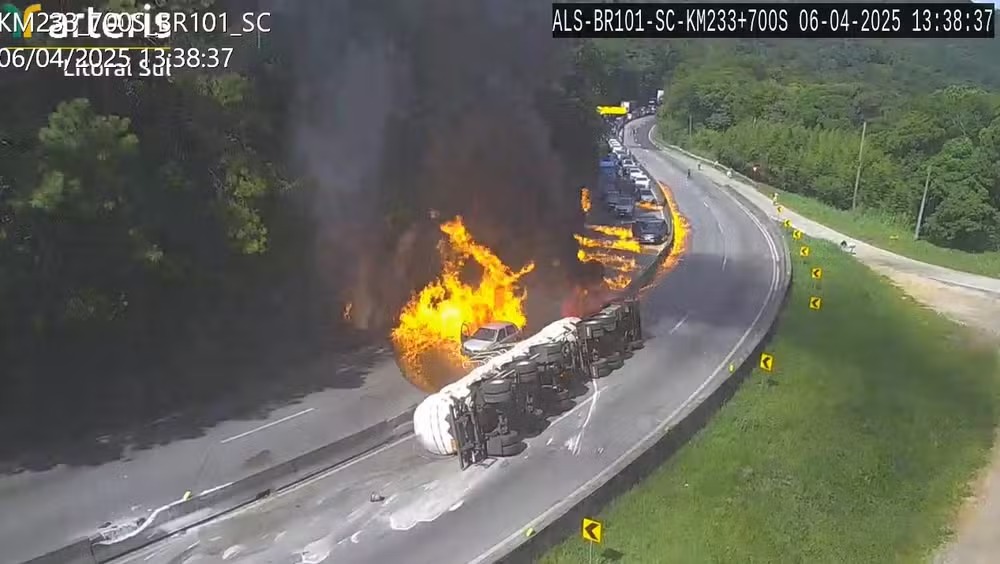 Explosão de caminhão tanque incendeia 24 carros e três carretas na BR 101