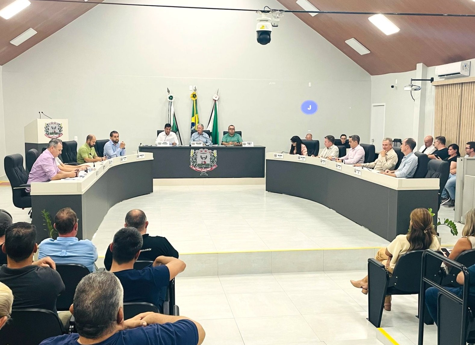 Com o objetivo de aumentar a segurança dos estudantes que utilizam o transporte escolar terceirizado, a Câmara de Vereadores de Marechal Cândido Rondon discute o Projeto de Lei 6/2025, de autoria de Tania Maion.