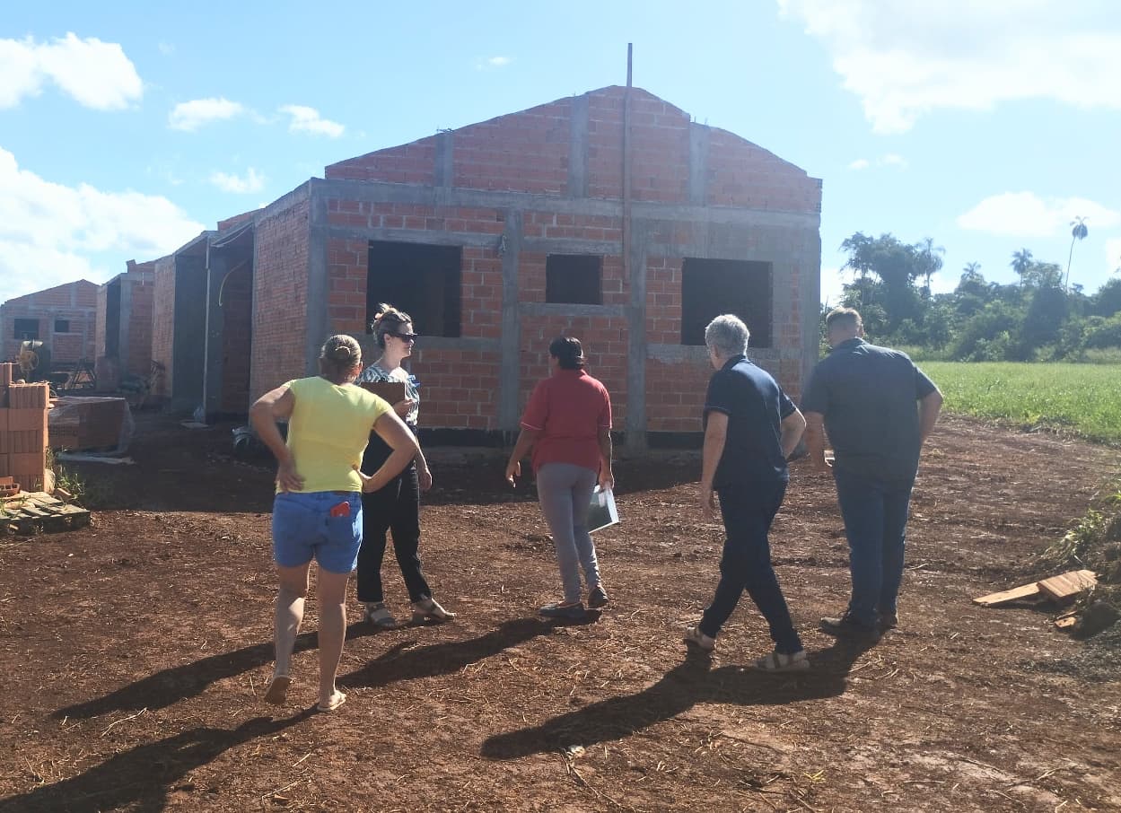 Comissão faz vistoria do andamento das obras das 30 casas do programa Pró-Moradia