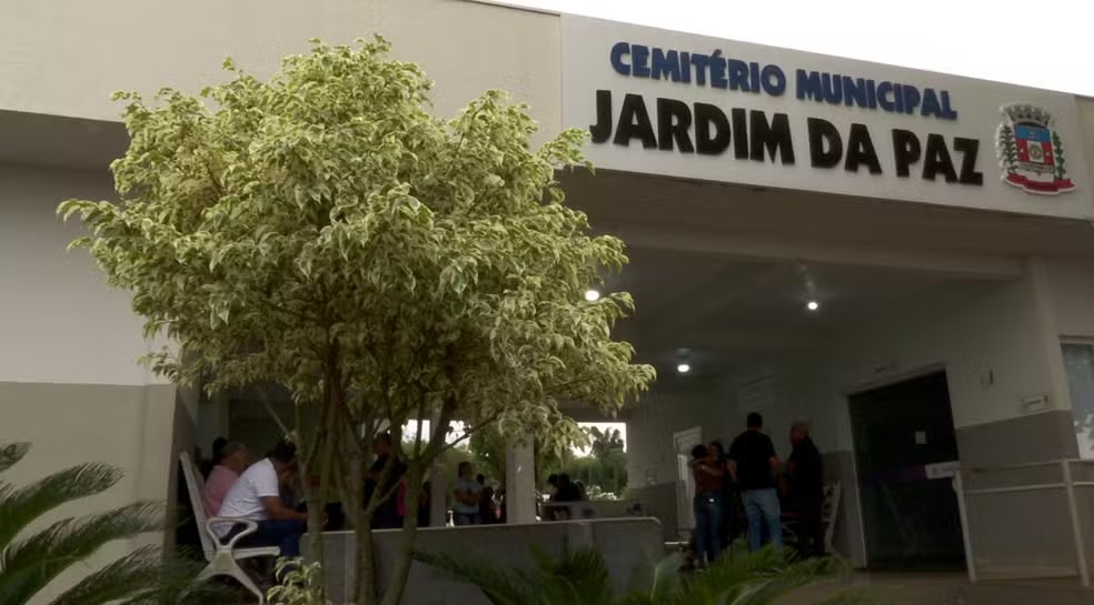 Três suspeitos armados e encapuzados invadem velório e roubam joias e celulares no PR