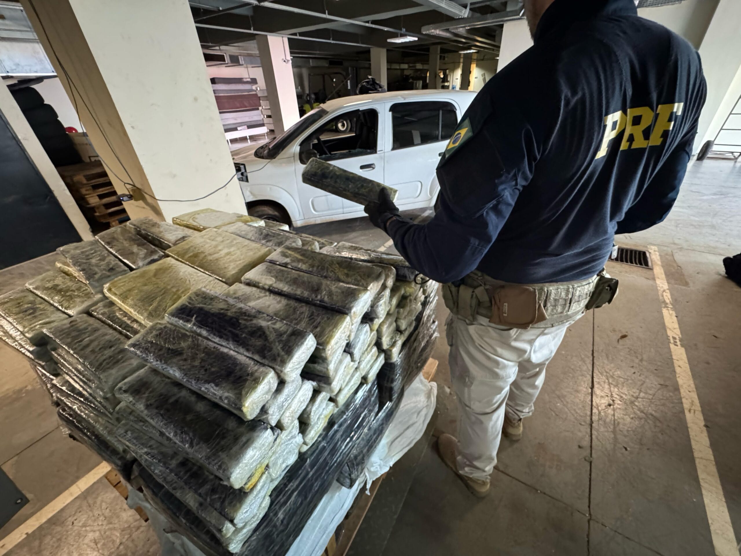 Após fuga, PRF detém monitorado pela justiça com mais de meia tonelada de maconha em Guaíra (PR)