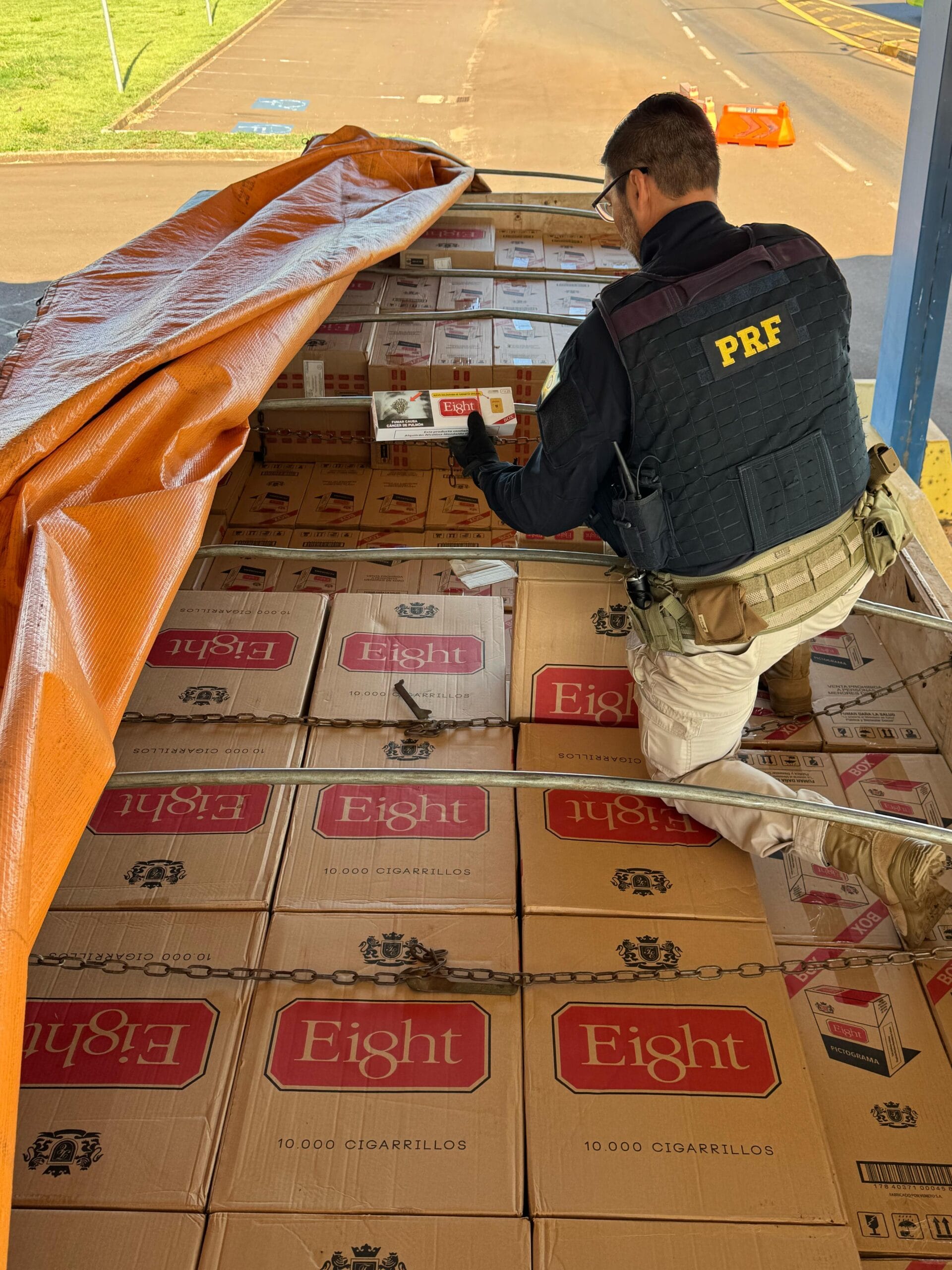 PRF apreende carreta estrangeira com cigarros contrabandeados em Guaíra (PR)