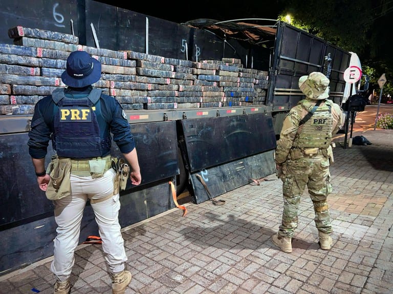 PRF apreende carreta com 1,6 tonelada de maconha em Toledo (PR)