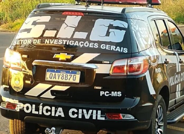 Com facada no tórax, filha mata pai em Mundo Novo e chora em cima do corpo