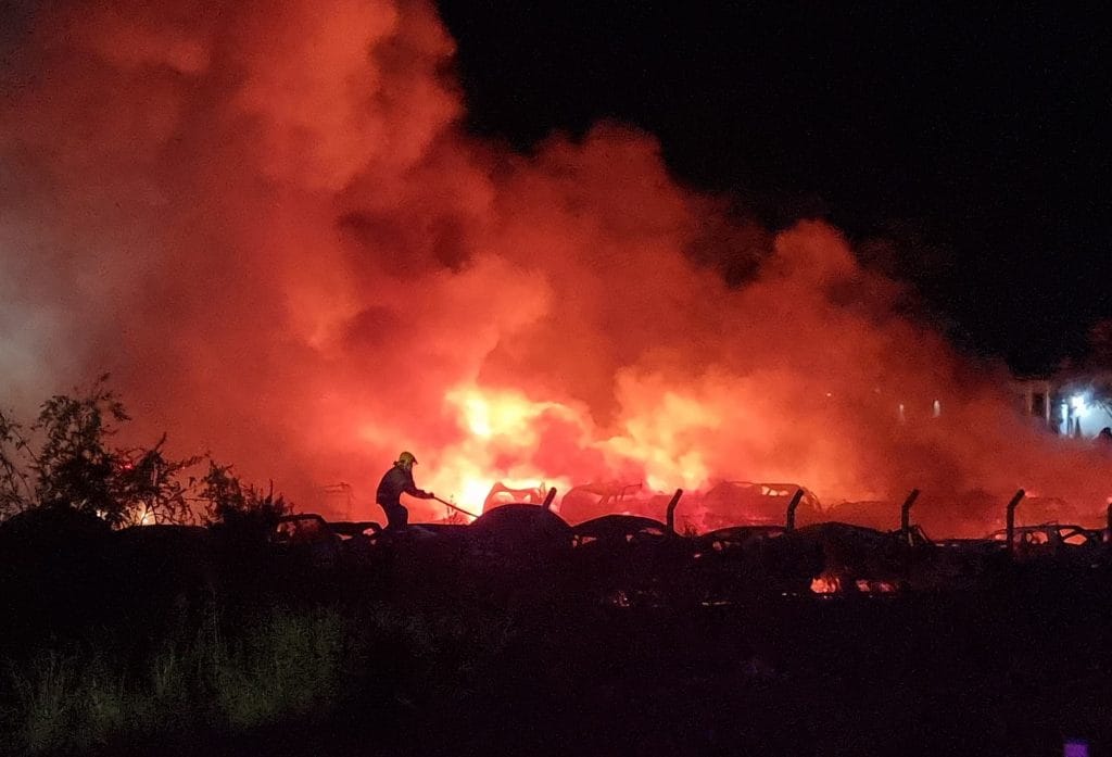 Grande incêndio destrói centenas de veículos no pátio do Detran