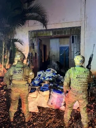 BPFron apreende 896 quilos de maconha maconha, armas e cigarros em Quatro Pontes