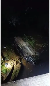 Veículo fica destruído após cair de ponte no interior de Cascavel