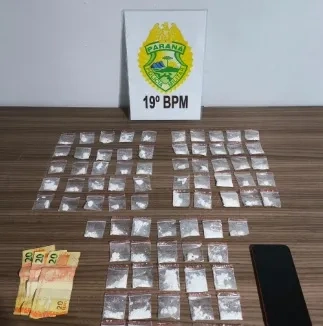 Elemento é preso com 77 porções de cocaína