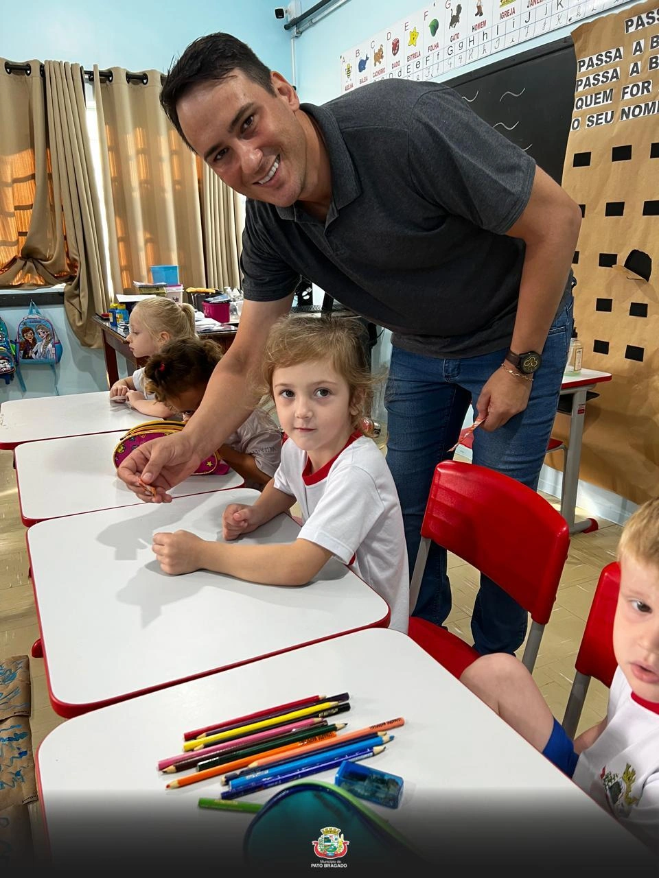 Acibra entrega ingressos gratuitos do parque infantil para alunos de Pato Bragado