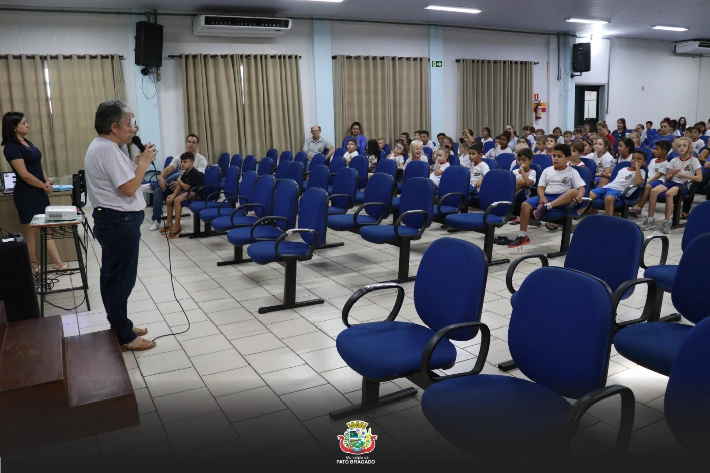 Pato Bragado promove palestra a estudantes sobre cuidados e respeito aos animais