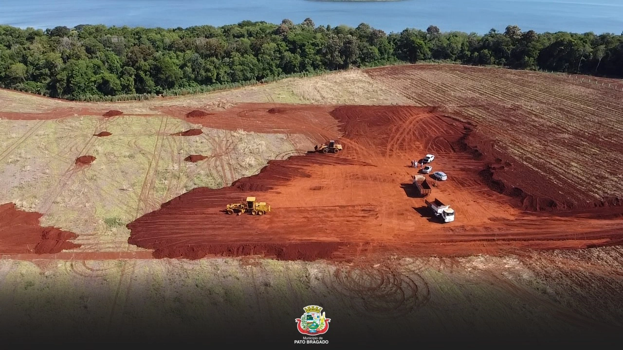Programa de terraplanagem impulsiona construções em Pato Bragado