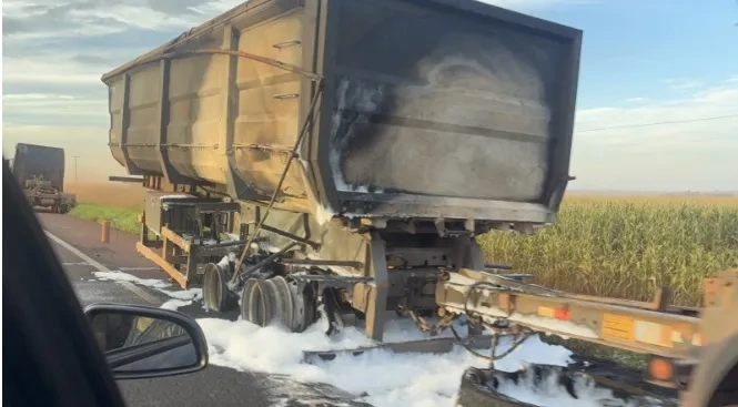 Carreta pega fogo na BR 163 entre Mercedes e Guaira