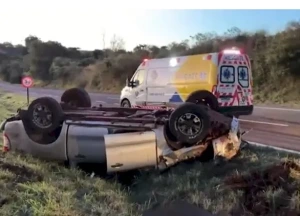 Hilux  capota na BR-163  em Sede Alvorada