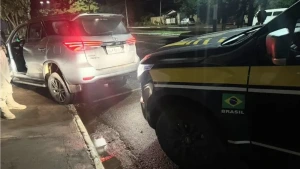 PRF  recupera caminhonete na fronteira com o Paraguai