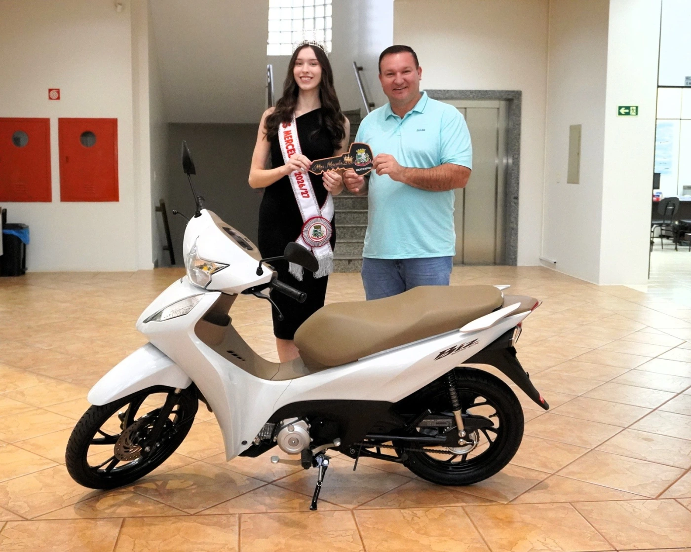 Miss Mercedes recebe Honda Biz 0 km pela conquista do título