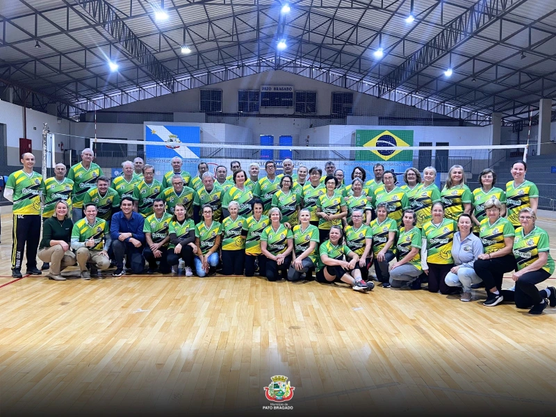Atletas de Pato Bragado recebem uniformes para disputa do Circuito Oeste Sicredi de Vôlei Câmbio