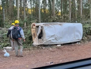Kombi com trabalhadores capota após colisão com caminhão guincho